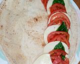 Foto del paso 5 de la receta: Ensalada capresa con toque arábigo 🍅🧀🌯