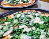 Foto del paso 7 de la receta: Pizza trufada de pavo, rúcula y queso tostado