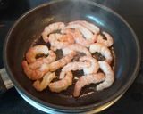 Foto langkah ke 3 dari resep Tagliatelle con Scampi - Pasta Tagliatelle Isi Udang Simpel.