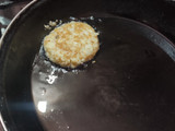 Tortitas de queso panela en salsa verde