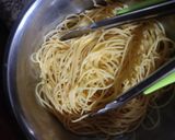 Foto langkah ke 1 dari resep Spaghetti al Salmone in Bianco.