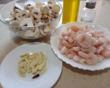 Foto del paso 1 de la receta: Salteado de gambas y champiñones