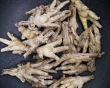 Foto langkah ke 3 dari resep Ceker Ayam Saos Tiram Pedas.
