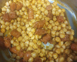 Foto del paso 2 de la receta: Garbanzos con chistorra y patata en fondo de salsa vino tinto