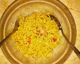 Foto langkah ke 4 dari resep Donat Indomie Goreng.