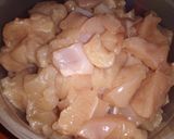 Hagymás csirkekockák héjában főtt burgonyával - egytál recept fázis 1 fotója