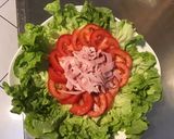 Une image de l'étape 5 de Salade de feuille de chêne aux tomates, jambon blanc et roquefort (sauce épicée à la ciboulette).