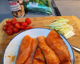 Foto del paso 1 de la receta: Salmón en salsa cremosa de puerro con cherrys y espinacas frescas