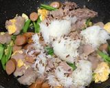 รูปขั้นตอนการทำที่ 6 ของ ข้าวผัดหมูนุ่มไส้กรอกสไปซี่