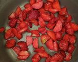 Foto langkah ke 4 dari resep Matcha Panna Cotta with Strawberry Compote.