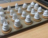 Foto del passaggio 4 della ricetta Moretti - Meringhe al Dulce de Leche e Cioccolato