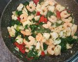 Foto del paso 3 de la receta Revuelto de bacalao con gambas y espinacas