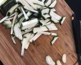 Une image de l'étape 1 de Sauté de courgette/crevettes.