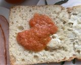 Foto del paso 4 de la receta: Bocadillo frío de fiambre de pollo, con allioli, tomate y rúcula