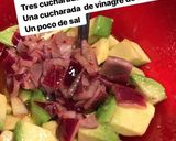 Foto del paso 3 de la receta: Sopa de tomate con albahaca acompañado de tropezones de aguacate, cebollaMorada y fresa
