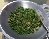 Foto langkah ke 4 dari resep Oseng kacang panjang udang rebon.