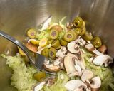 Foto del paso 2 de la receta: Pastel rápido de calabacín, aceitunas y salmón