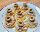 Hình bước làm 2 của món Blinis Topping Cá Ngừ Phô Mai Tươi & Olive Xanh