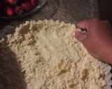 Foto del paso 2 de la receta: Tarta de frutilla con crema y gelatina