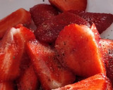 Foto del paso 4 de la receta: Frutillas a la Pimienta Negra con Pastelera