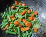Foto langkah ke 4 dari resep Tumis Putih Telur Sayuran.