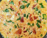Foto del paso 2 de la receta: Omelette de queso, tomate seco y albahaca (aire "caprese")