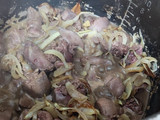 Higaditos de pollo encebollados