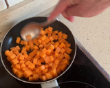 Foto del paso 3 de la receta: Arroz con rape y gambones, calabaza y espinacas