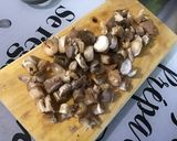 Une image de l'étape 3 de Nouilles japonaises sautées aux champignons, courgettes et épices.
