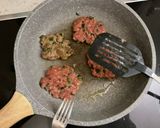 Foto del passaggio 3 della ricetta Svizzere con purè di patate