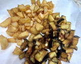 صورة لخطوة 2 من وصفة مسقعة باذنجان وبطاطا 😋