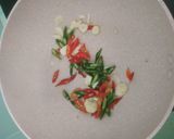 Foto langkah ke 2 dari resep Tumis Udang Cabe Merah Ijo.