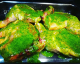 Foto del paso 4 de la receta: Muslos de pollo en adobo verde al horno