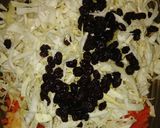 Foto del paso 2 de la receta: Ensalada de repollo, zanahoria, manzana y pasas. Tipo Coleslaw