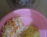 Foto langkah ke 2 dari resep Oseng mie soto udang sayur.