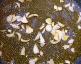 Foto del passaggio 3 della ricetta Vellutata di topinambur e latte di cocco, crumble alle acciughe