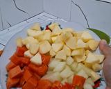 Foto langkah ke 1 dari resep Fruit Salad with Yogurt Cream.