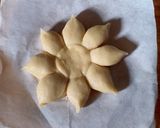 Foto langkah ke 5 dari resep Donat bunga.