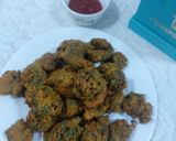 A picture of step 3 of Spanish and onion pakoda.