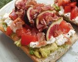 Foto del paso 8 de la receta: Torrada de queso cottage, tomate, aguacate e higos con jamón
