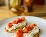 Foto del paso 4 de la receta: Tostada de cherrys con burrata y mantequilla de aguacate 🍞 🍅 🥑