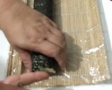 Foto del paso 20 de la receta: Norimaky (rollo con el alga cubriéndolo) y uramaky (con el alga por dentro) - Sushi