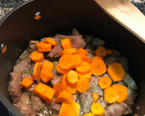Foto del paso 1 de la receta: Estofado de ternera con patatas