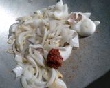 รูปขั้นตอนการทำที่ 2 ของ ผัดเผ็ดกะเพราลูกชิ้นไก่