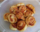 Gyors sajtos, sonkás mini kiflik és csigák recept fázis 6 fotója