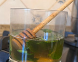 Foto del paso 3 de la receta: Infusión de manzanilla, hierbabuena y miel