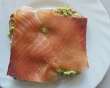 Foto del paso 6 de la receta Tostas de aguacate y salmón ahumado con huevos escalfados