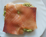 Foto del paso 6 de la receta: Tostas de aguacate y salmón ahumado con huevos escalfados