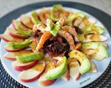 Foto del paso 8 de la receta: Ensalada de manzana y aguacate con alga dulce y gamba roja