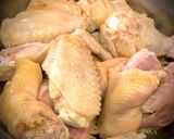 Hình bước làm 2 của món Canh Gà Hầm Cải Thảo Da Heo Khô